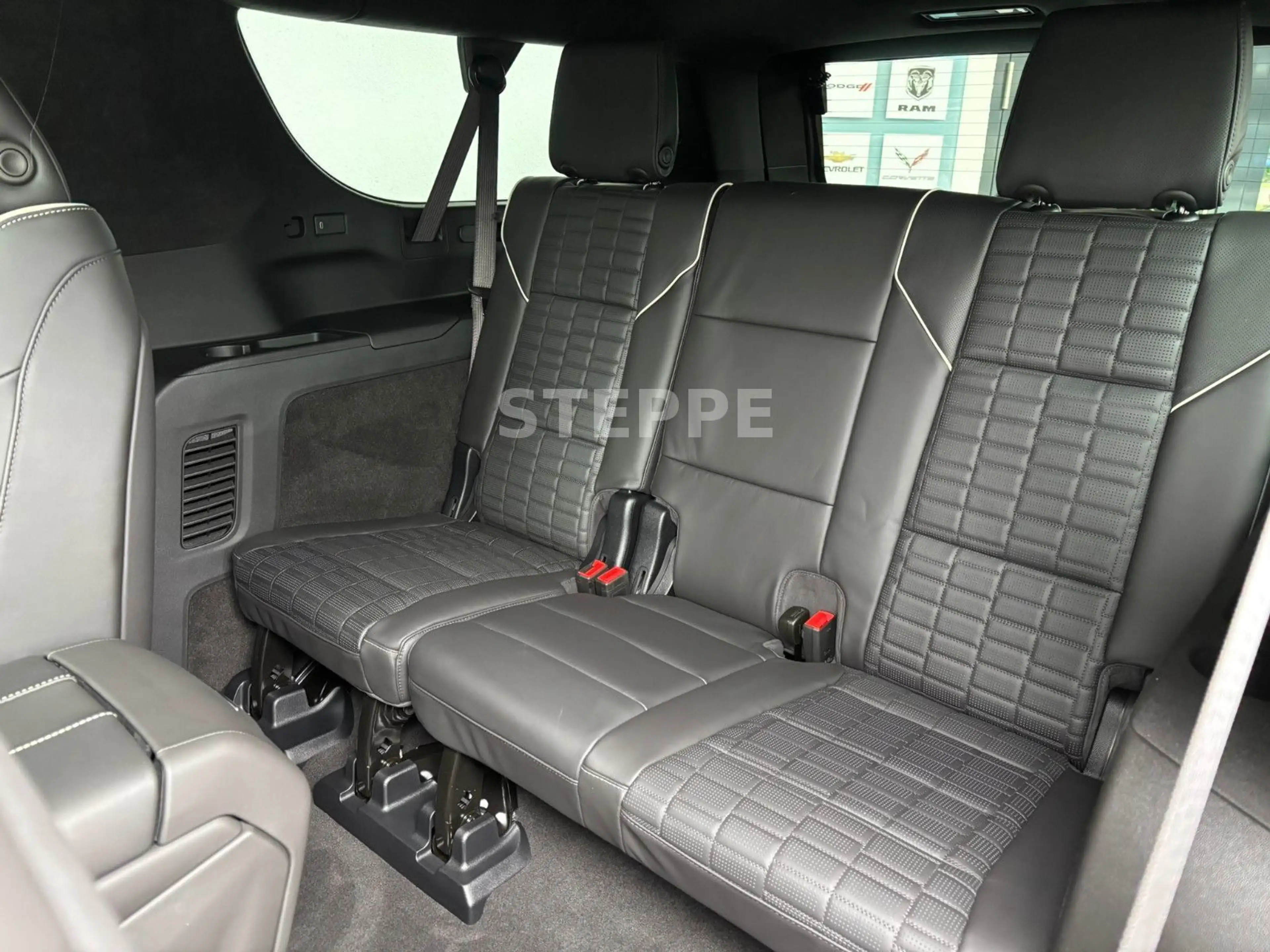 Cadillac Escalade MY26 6.2 V8 ESV Platinum Luxury 24" — photo 13