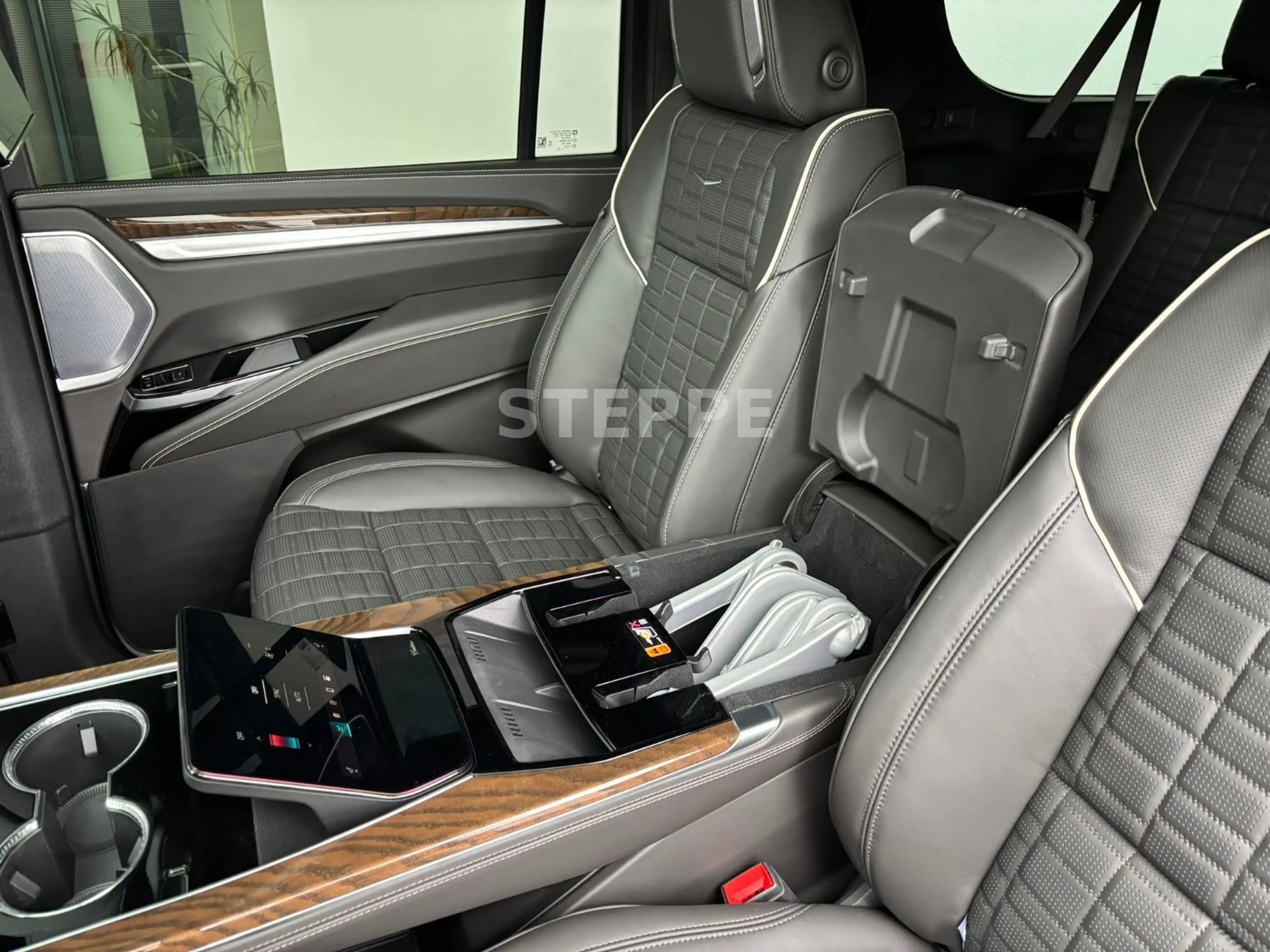 Cadillac Escalade MY26 6.2 V8 ESV Platinum Luxury 24" — photo 10