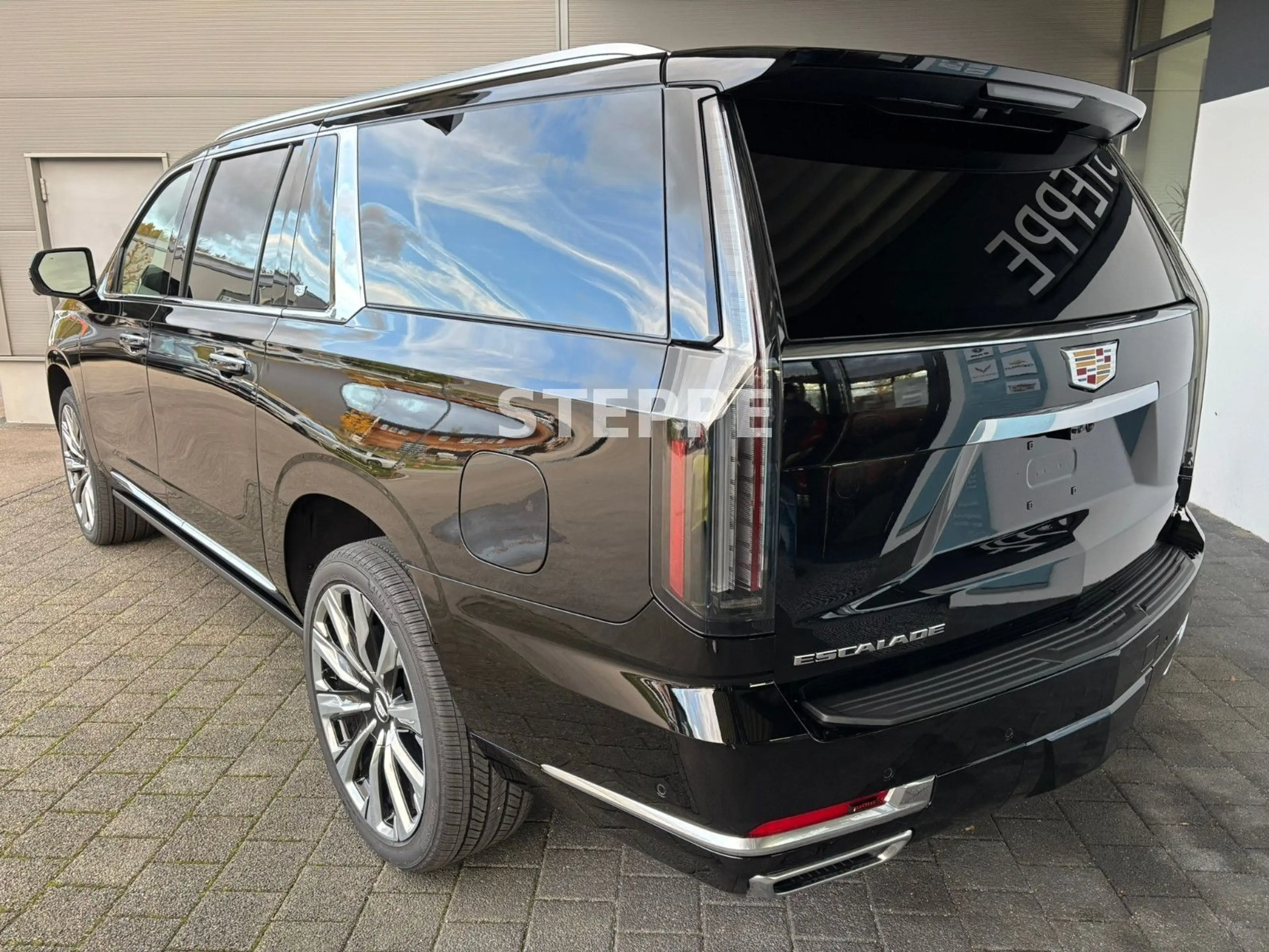 Cadillac Escalade MY26 6.2 V8 ESV Platinum Luxury 24" — photo 4