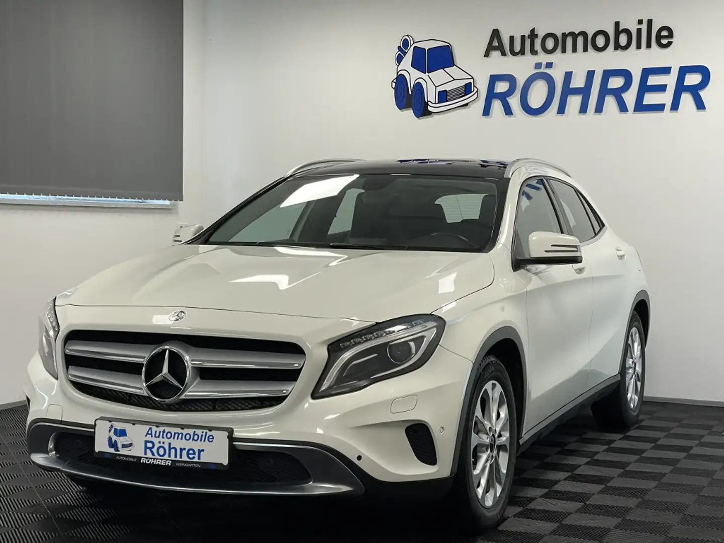 Mercedes-Benz GLA 220 d 7G-DCT Urban Sport Pano Bi-Xenon Navi Biały - 1