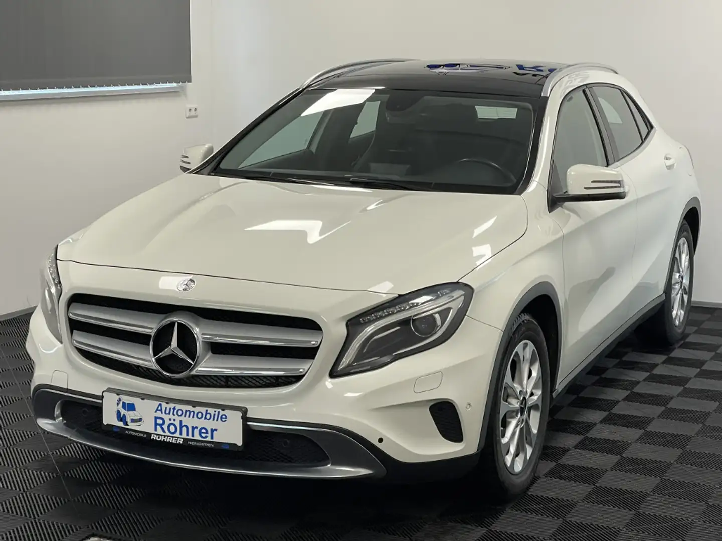Mercedes-Benz GLA 220 d 7G-DCT Urban Sport Pano Bi-Xenon Navi Biały - 2