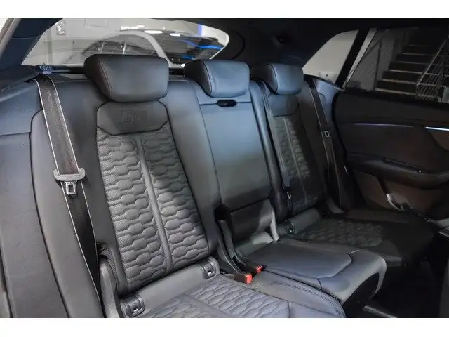 Audi RS Q8 view 12
