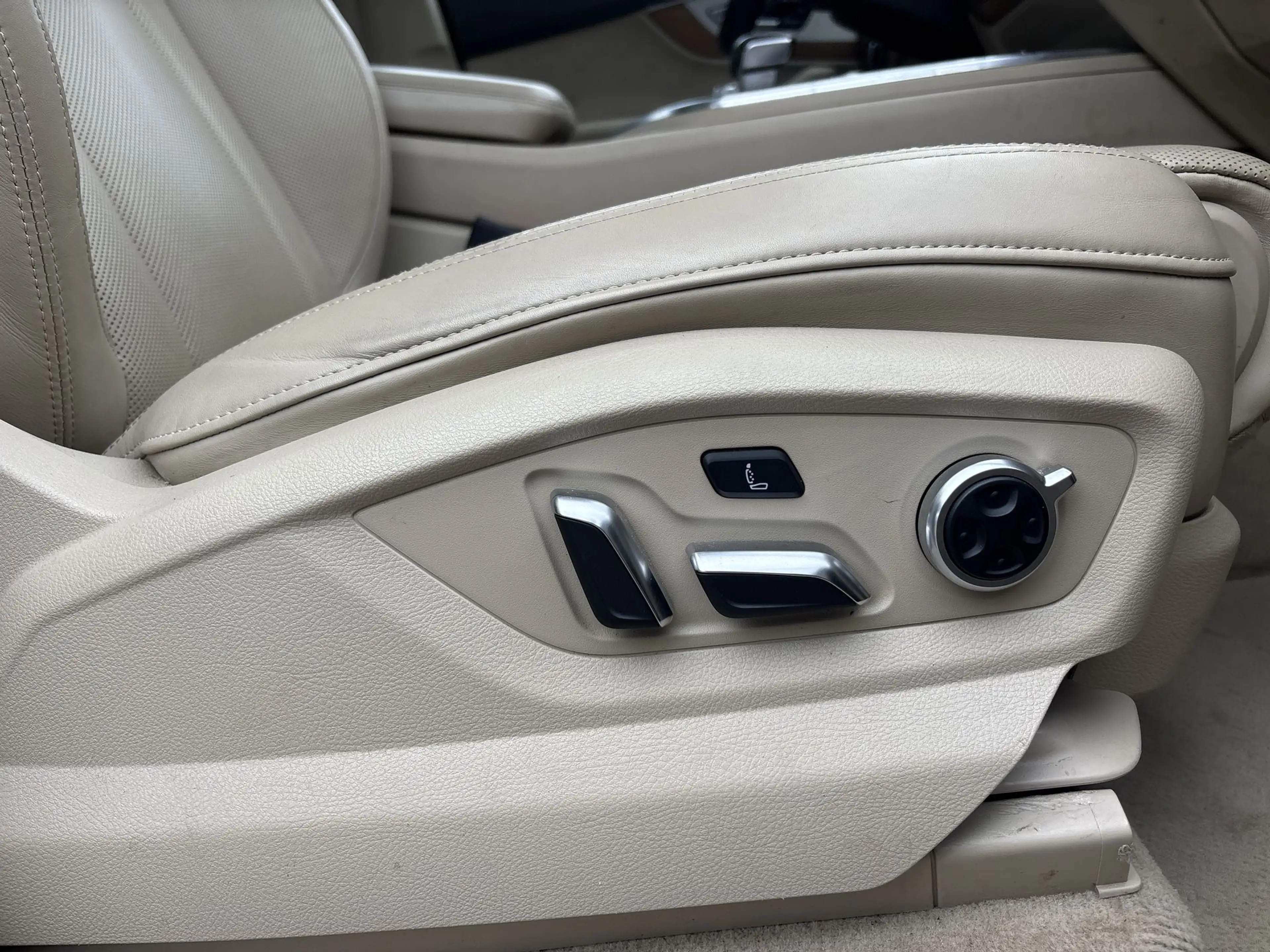 Audi Q7 4.0 TDI SQ7 quattro Pro Line + 7p — photo 40