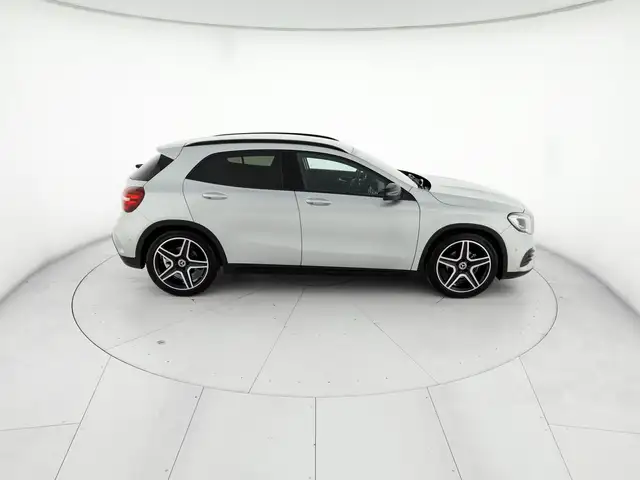Mercedes-Benz GLA view 5