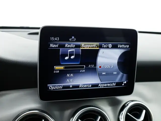 Mercedes-Benz GLA view 13