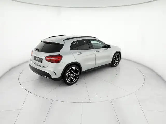 Mercedes-Benz GLA view 4