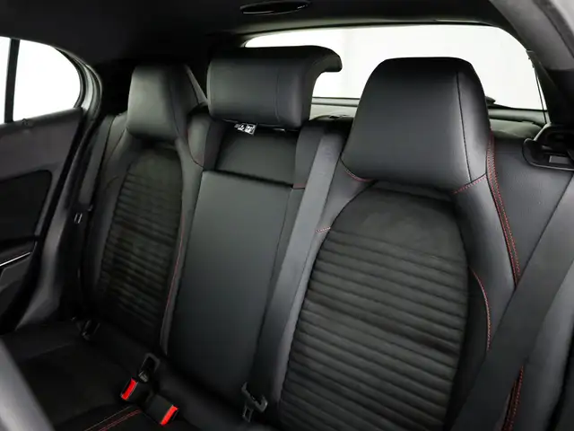 Mercedes-Benz GLA view 11