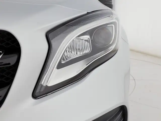 Mercedes-Benz GLA view 8