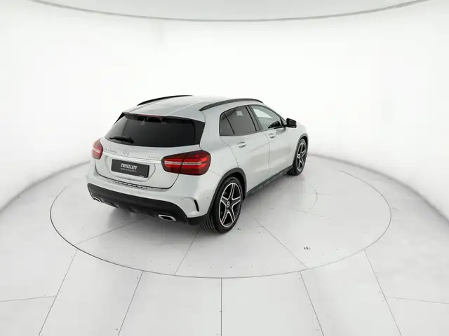 Mercedes-Benz GLA view 3