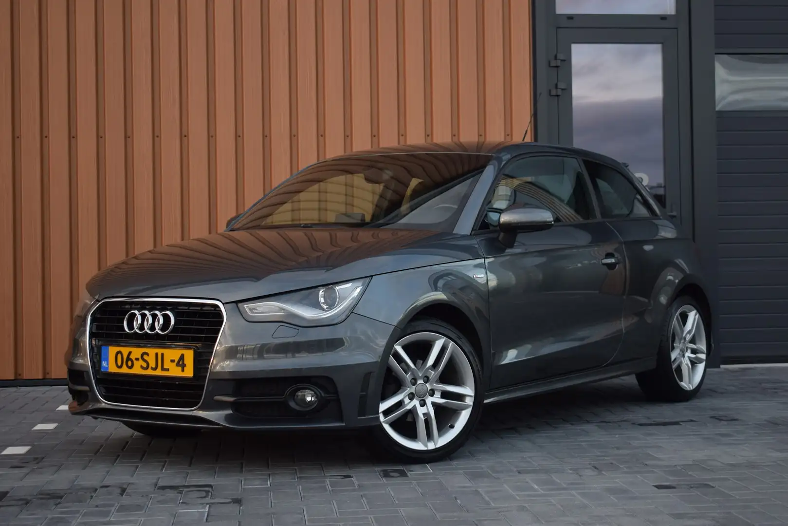 Audi A1 1.2 TFSI S-line | Xenon | Navi | Clima | 17" Grijs - 1