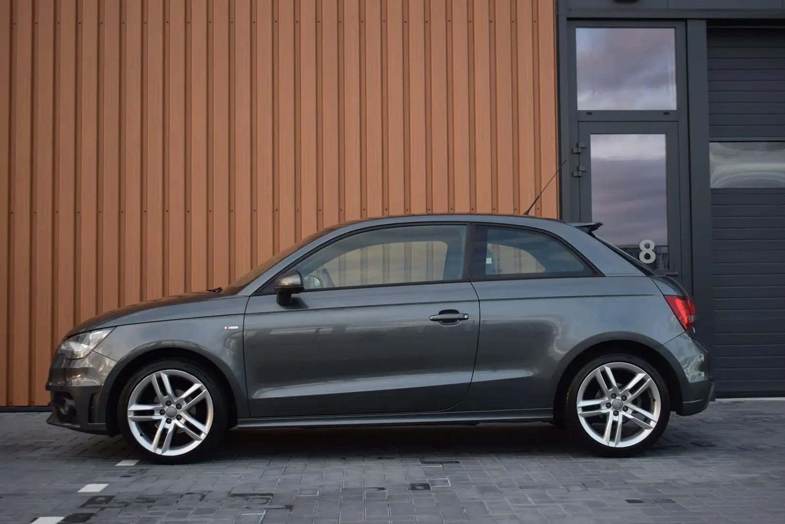 Audi A1 1.2 TFSI S-line | Xenon | Navi | Clima | 17" Grijs - 2