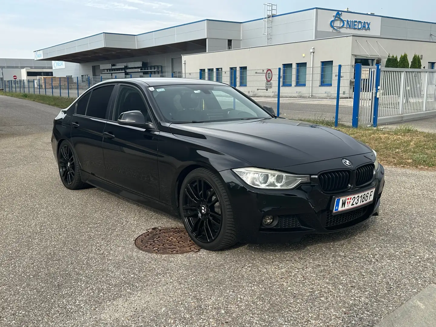 BMW 318 318d Österreich-Paket Aut. Österreich-Paket Schwarz - 1