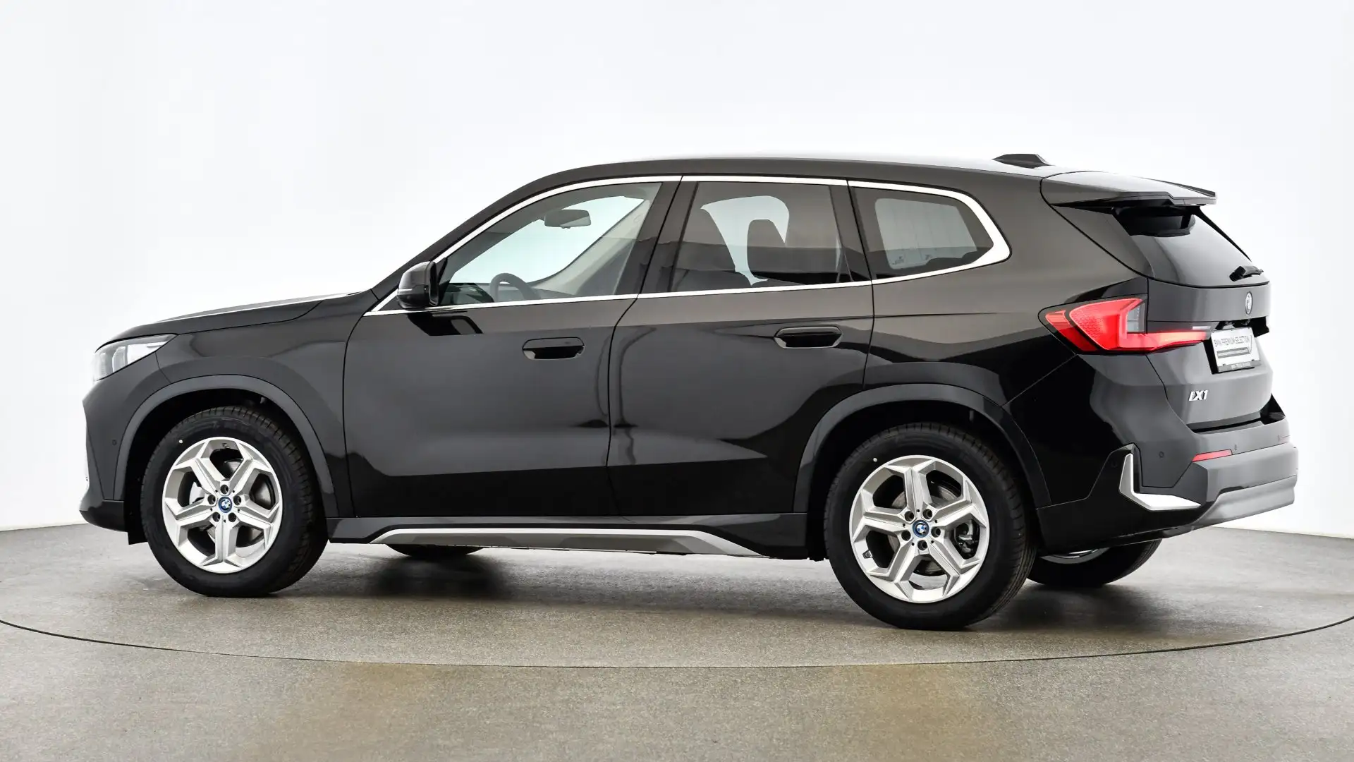 BMW iX1 eDrive20 Schwarz - 2