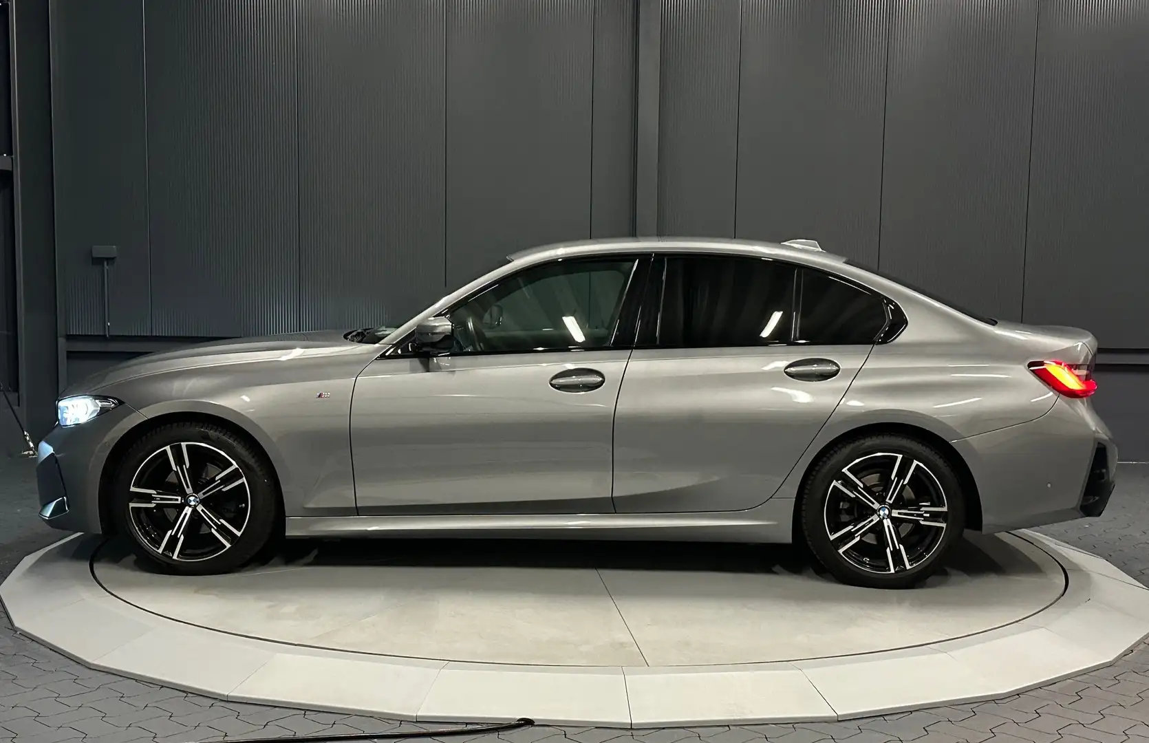 BMW 320 d xDrive M-Sport *Standhzg*HIFI*Driv.-Assist*KAMER Šedá - 2