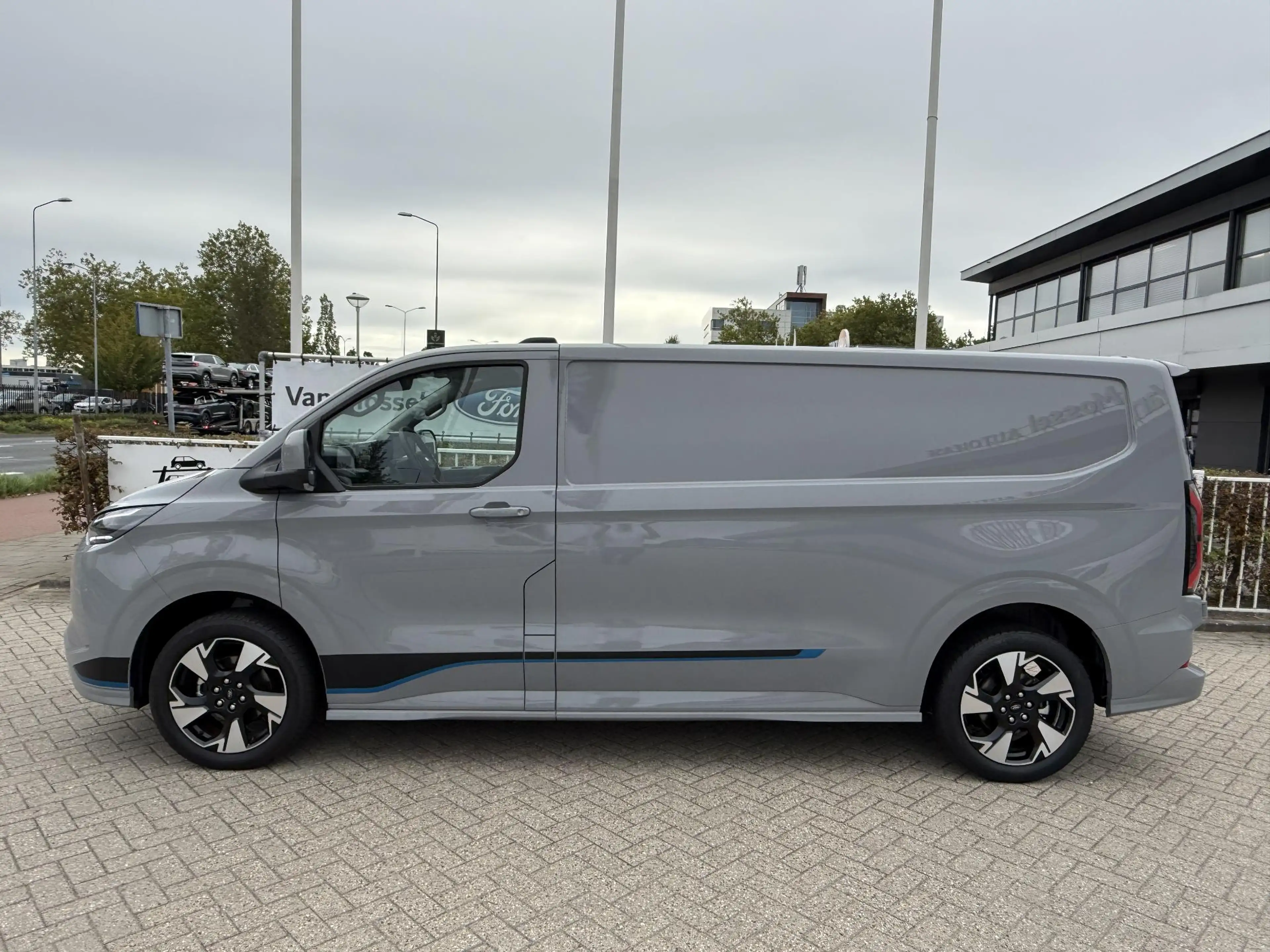Ford E-Transit Cust. 340 L2H1 Sport 71 kWh — photo 2