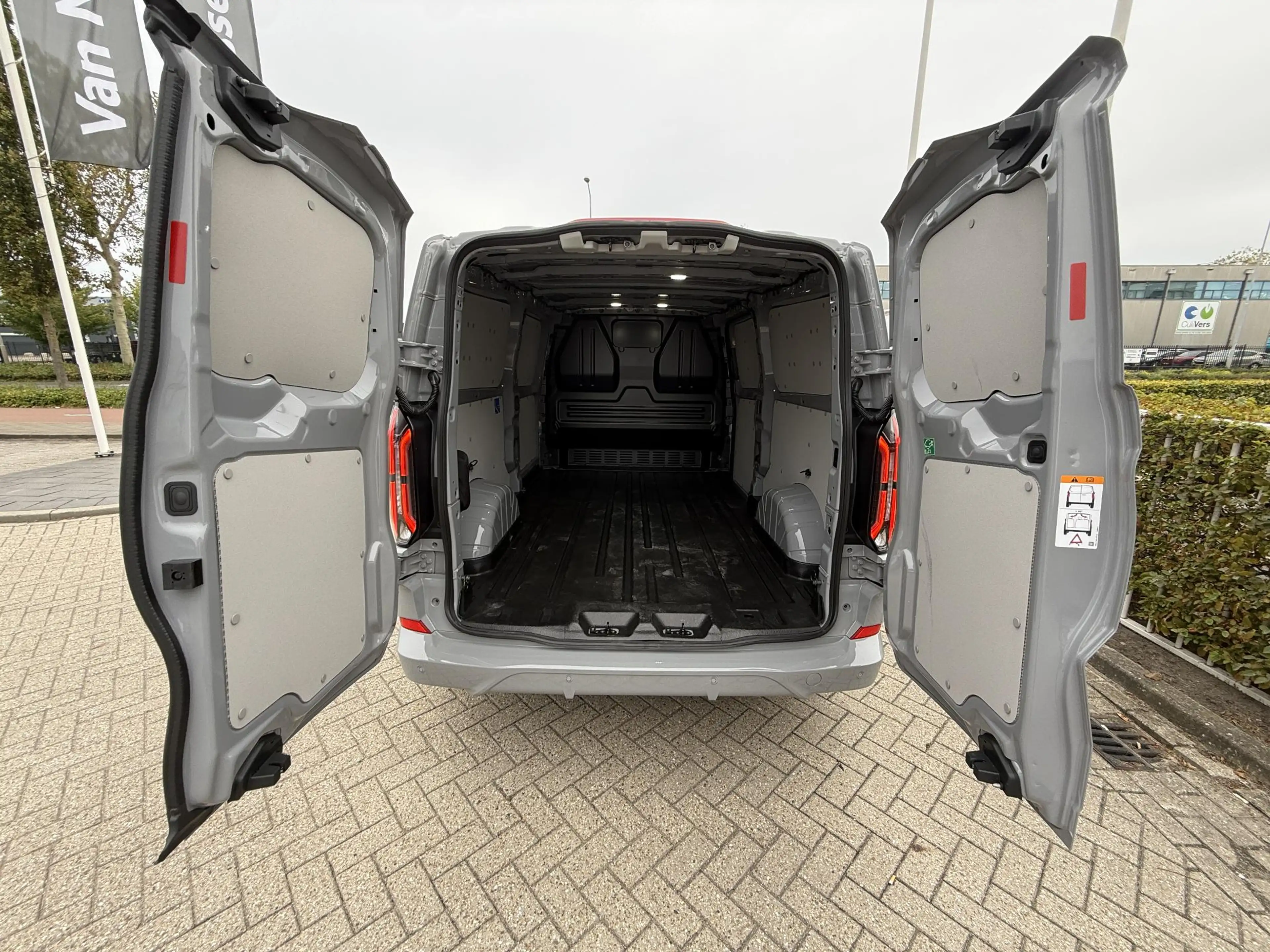 Ford E-Transit Cust. 340 L2H1 Sport 71 kWh — photo 13
