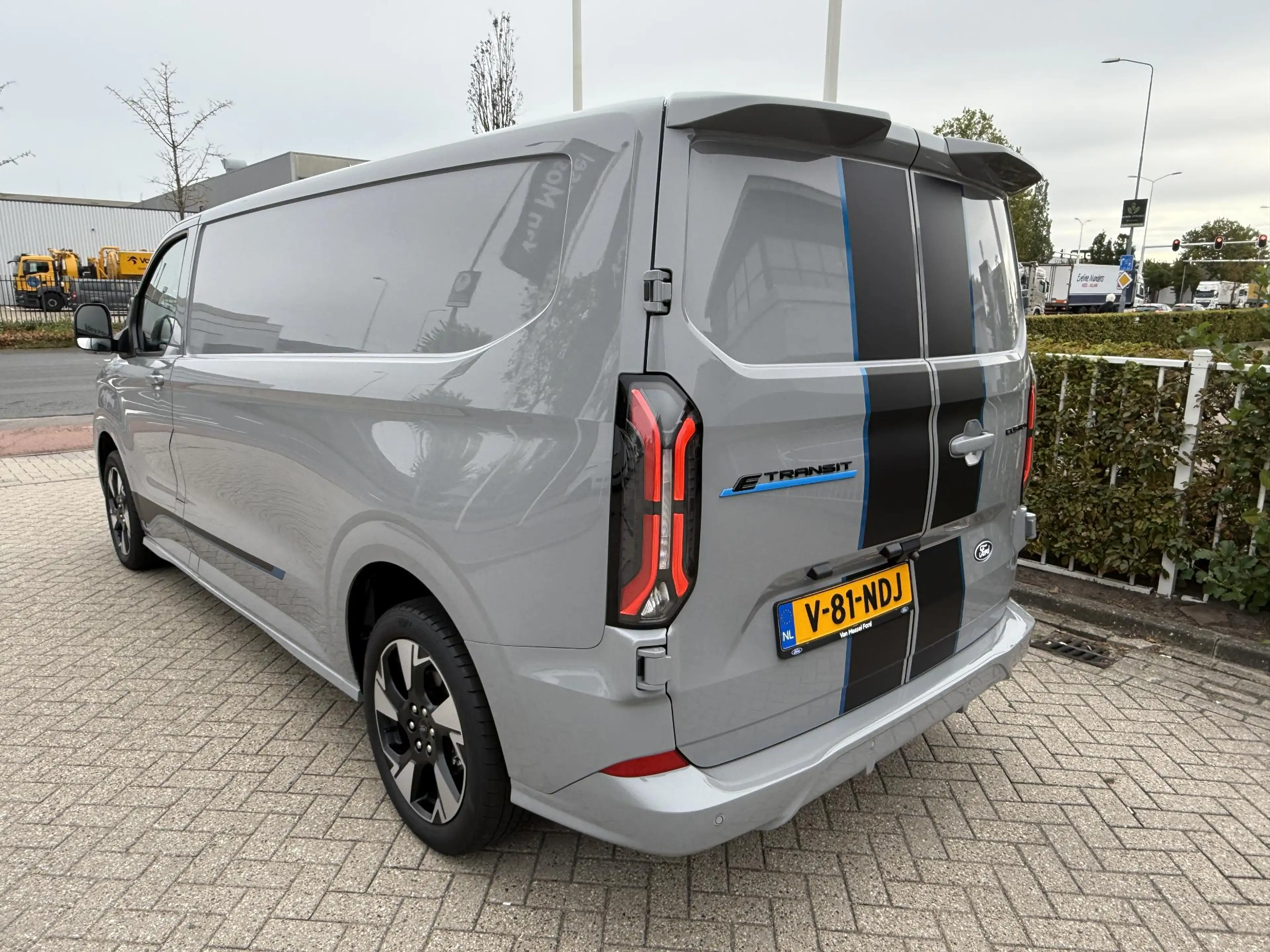 Ford E-Transit Cust. 340 L2H1 Sport 71 kWh — photo 3