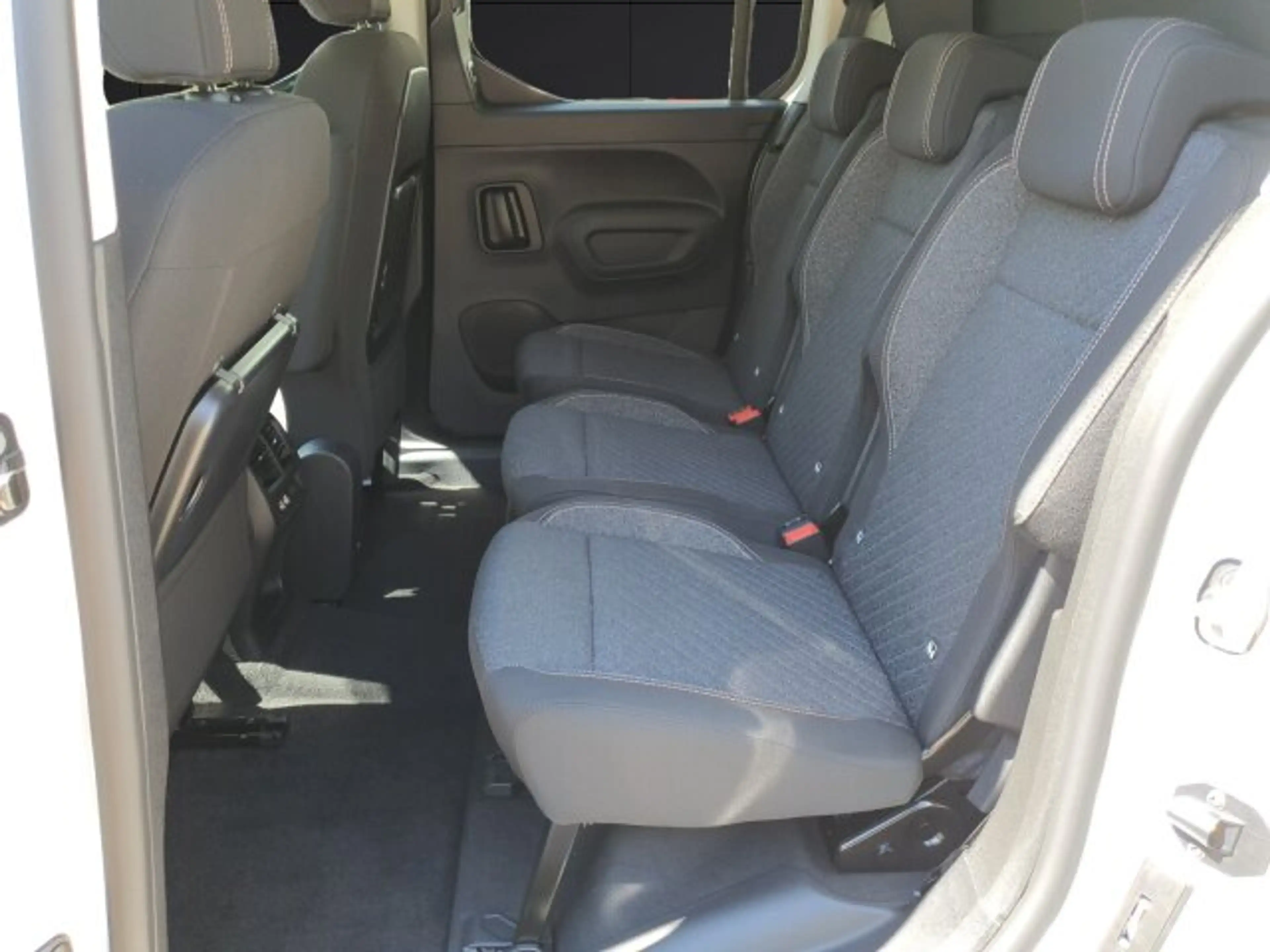 Peugeot Rifter Rifter Allure 100 +180°Kamera+Keyless+FSH+SHZ+ — photo 12
