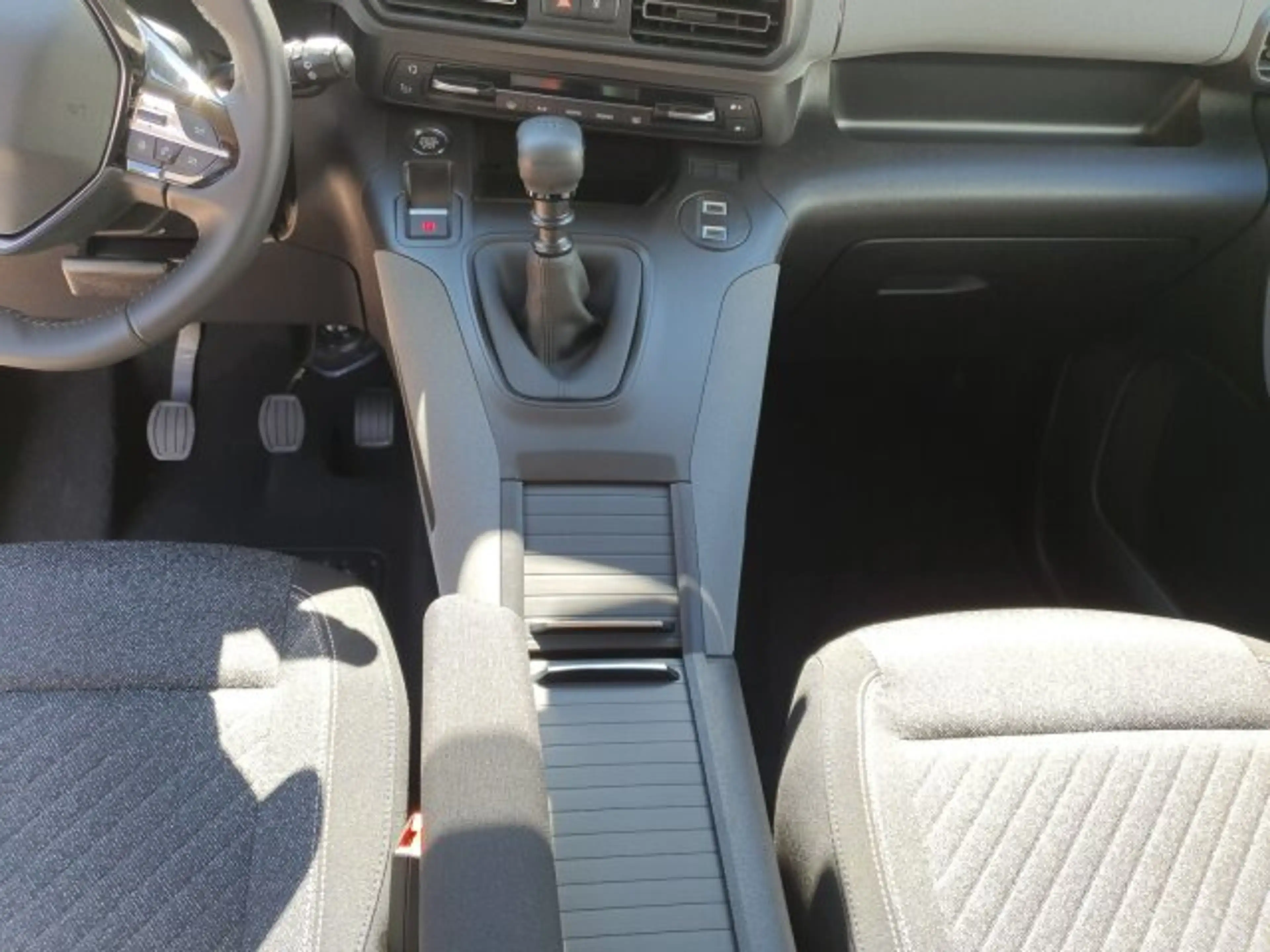 Peugeot Rifter Rifter Allure 100 +180°Kamera+Keyless+FSH+SHZ+ — photo 14