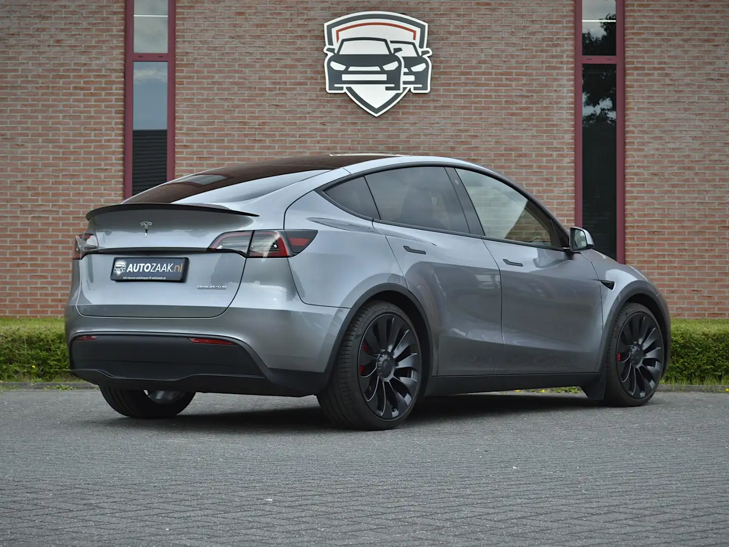 Tesla Model Y Performance AWD | Quicksilver Argent - 2