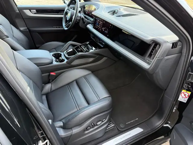 Porsche Cayenne view 11