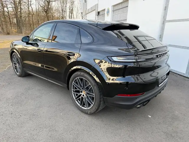 Porsche Cayenne view 3
