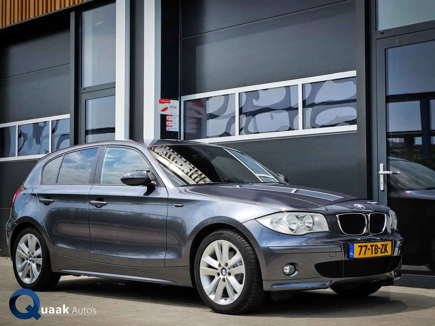 BMW 120 1-serie 120i High Executive | CRUISE | LEDER | AUT siva - 1