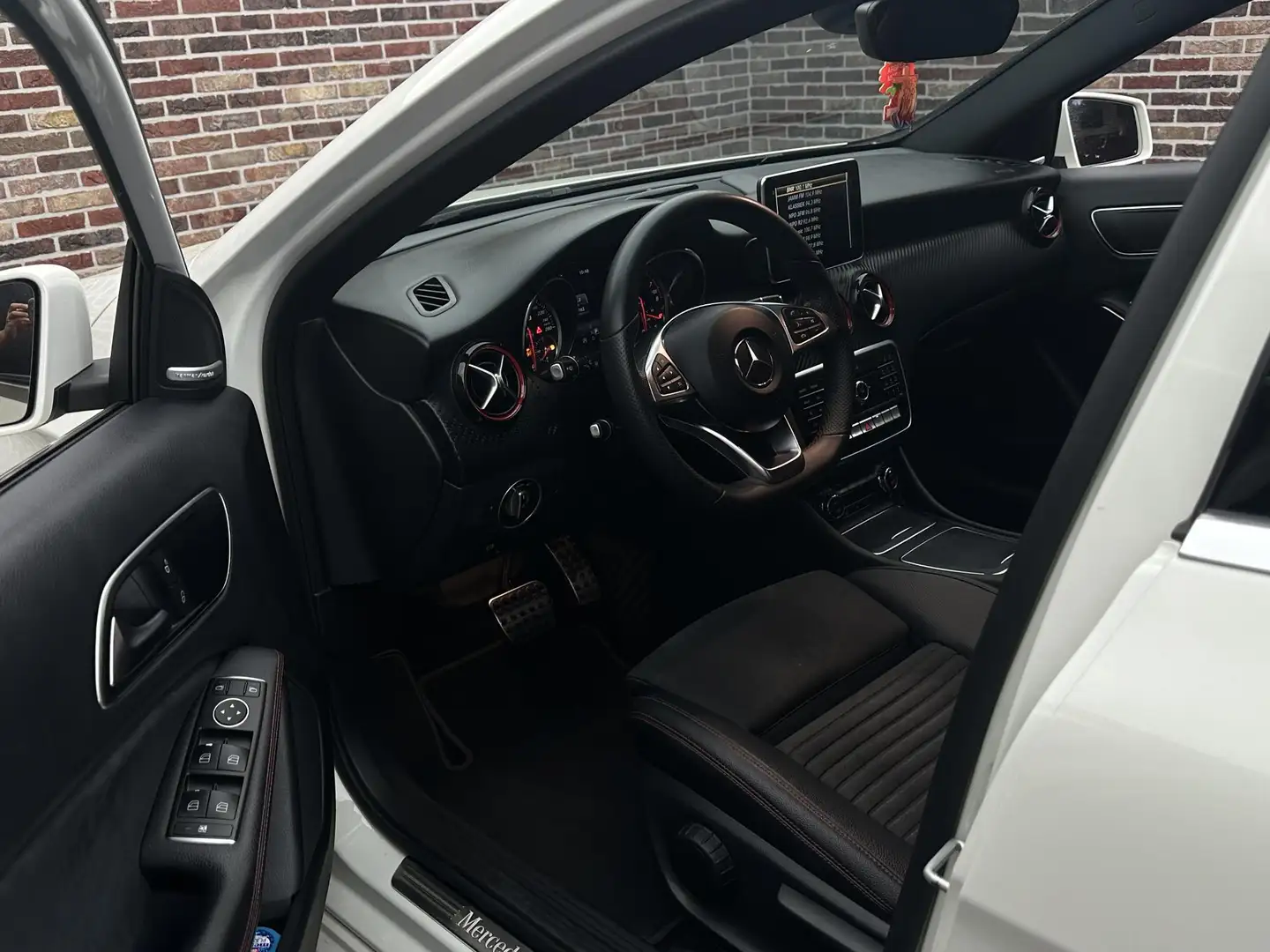 Mercedes-Benz A 250 Sport AMG Pakket Stoelverwarming Automaat Harman K Wit - 2