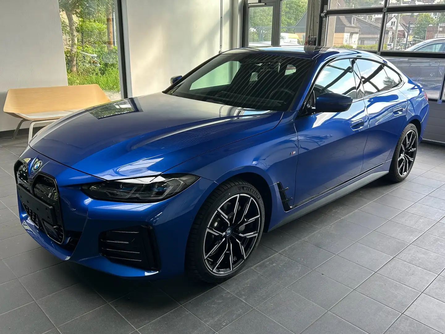 BMW i4 eDrive 35 'M Sport'_Led_GSD_DrivAssPro_Laser_ Navi Azul - 1
