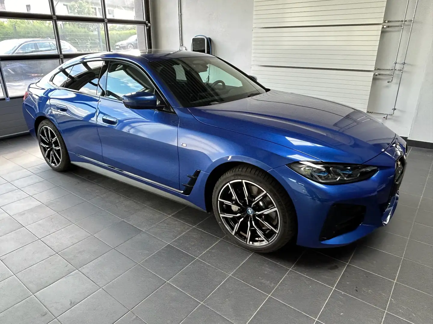 BMW i4 eDrive 35 'M Sport'_Led_GSD_DrivAssPro_Laser_ Navi Azul - 2