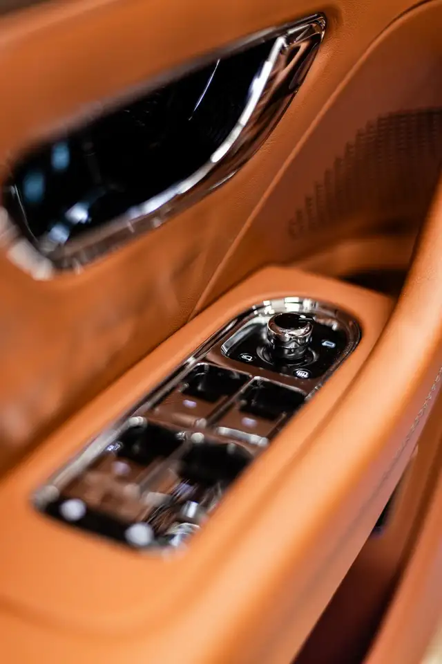Bentley Flying Spur 2023 — фото 6