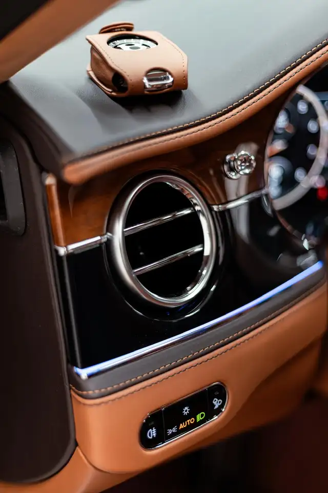 Bentley Flying Spur 2023 — фото 10