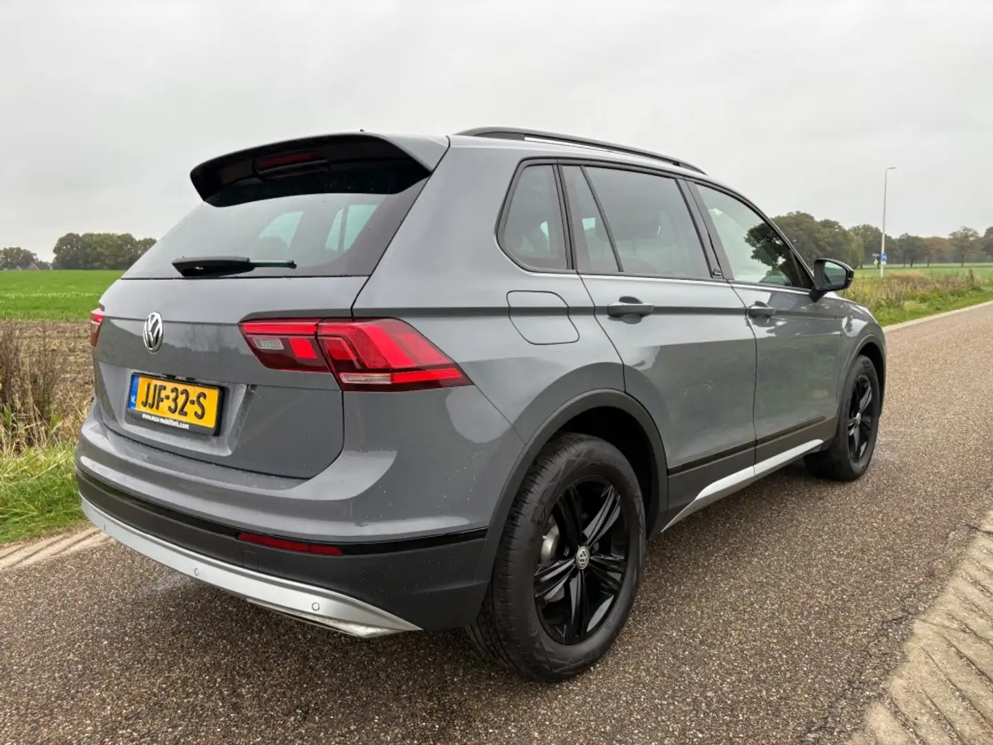 Volkswagen Tiguan 2.0 TSI 4M. HIGHLINE / AUTOMAAT / PANO / BOMVOLL Grijs - 2