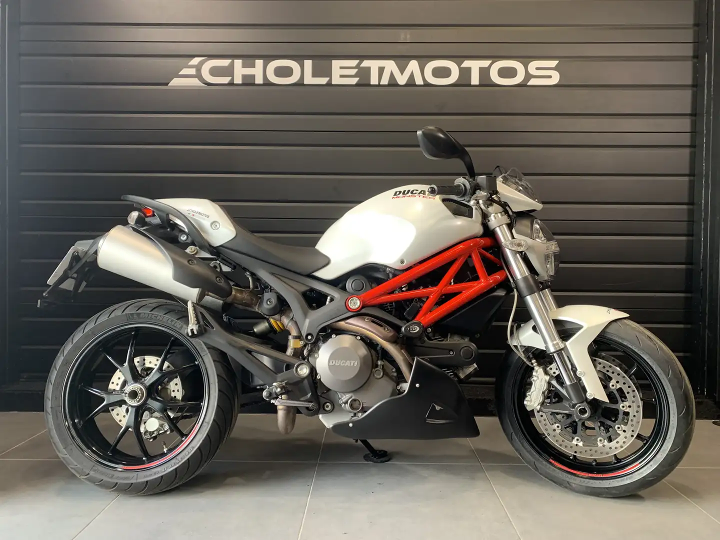 Ducati Monster 796 White - 1