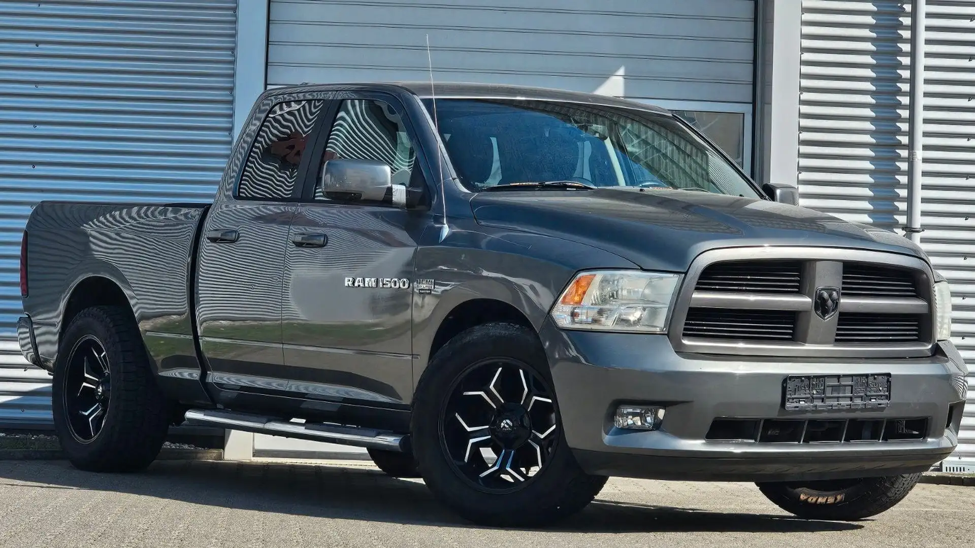 Dodge RAM 1500 Grau - 1