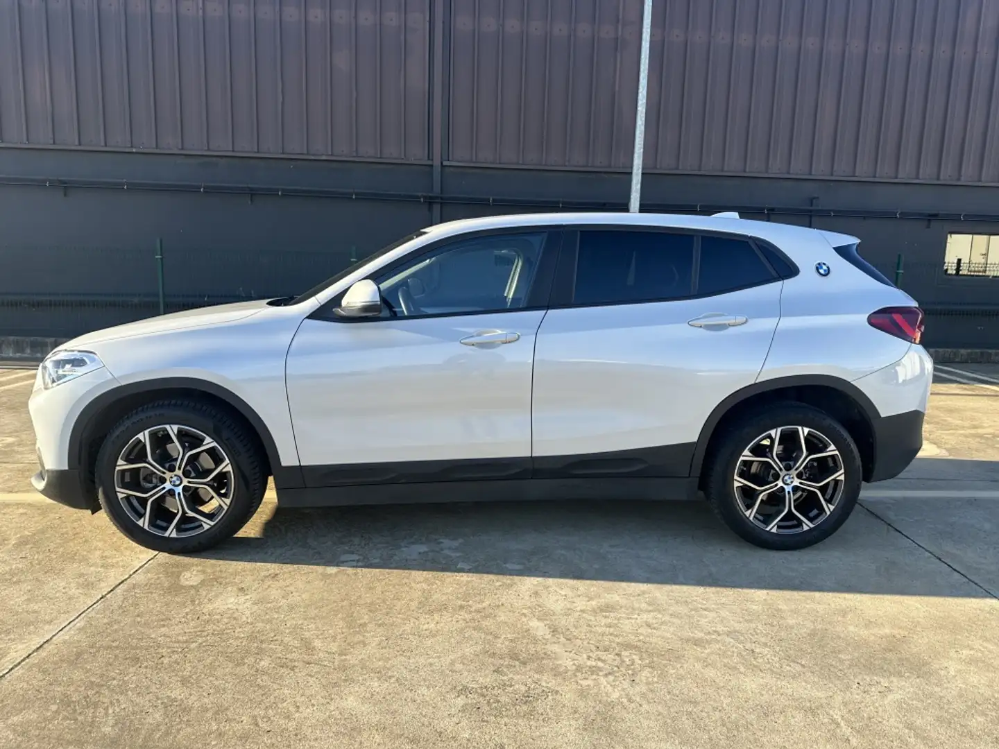 BMW X2 sDrive 18iA Blanc - 2