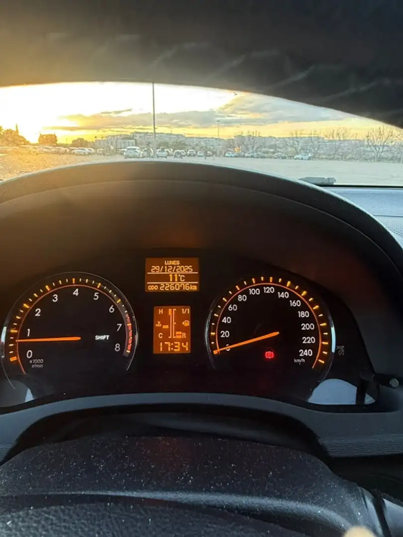 Toyota Avensis Wagon 2.0 Executive Gris - 2