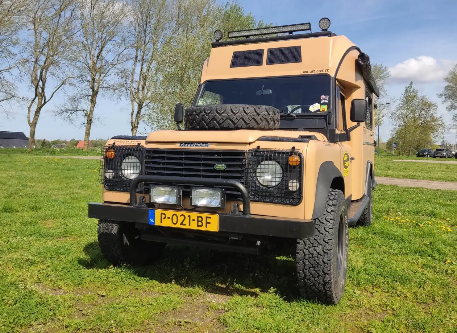 Land Rover Defender camper | 55.389km | compleet origineel | benzine bež - 2