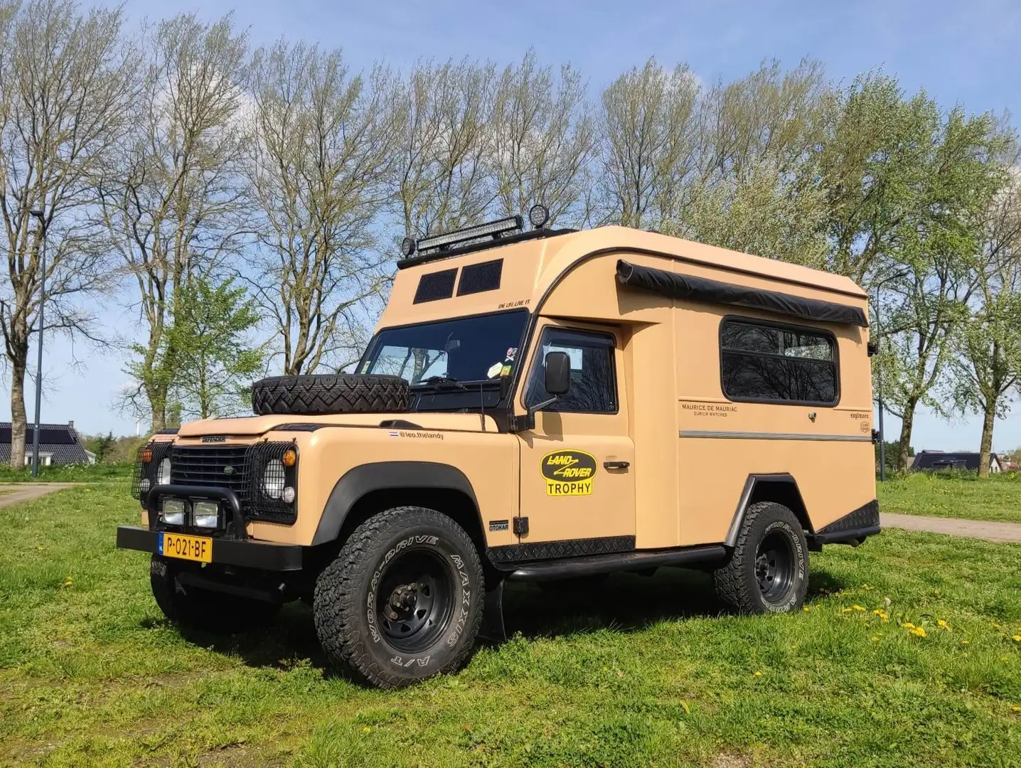 Land Rover Defender camper | 55.389km | compleet origineel | benzine Бежевий - 1