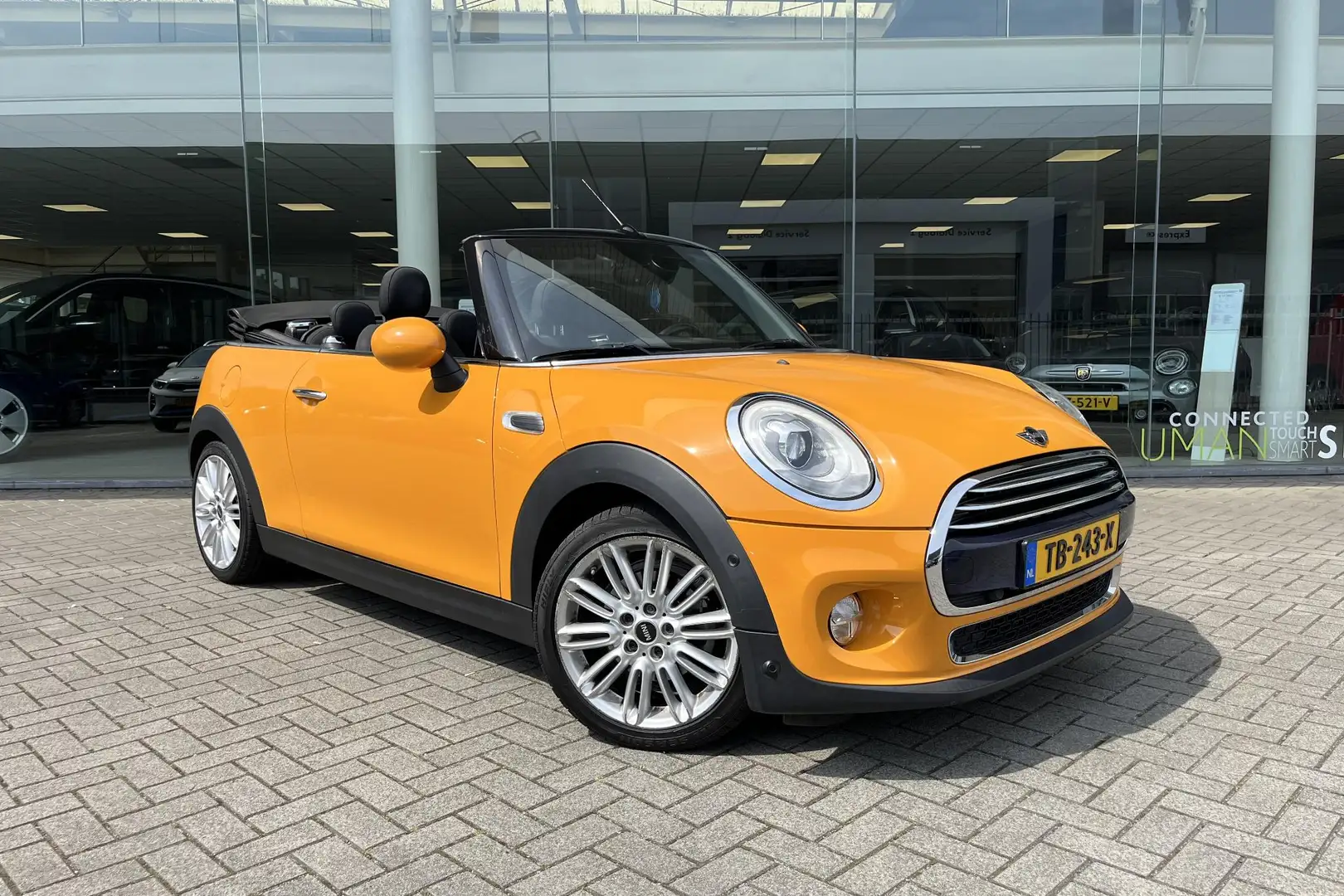 MINI Cooper Cabrio Mini 1.5 Chili Serious Business NAV | Parkeersenso Oranje - 2