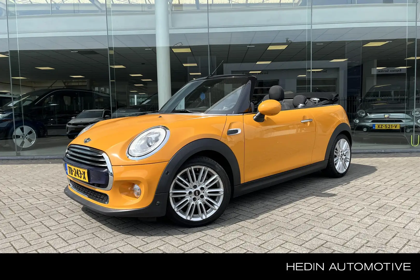 MINI Cooper Cabrio Mini 1.5 Chili Serious Business NAV | Parkeersenso Oranje - 1