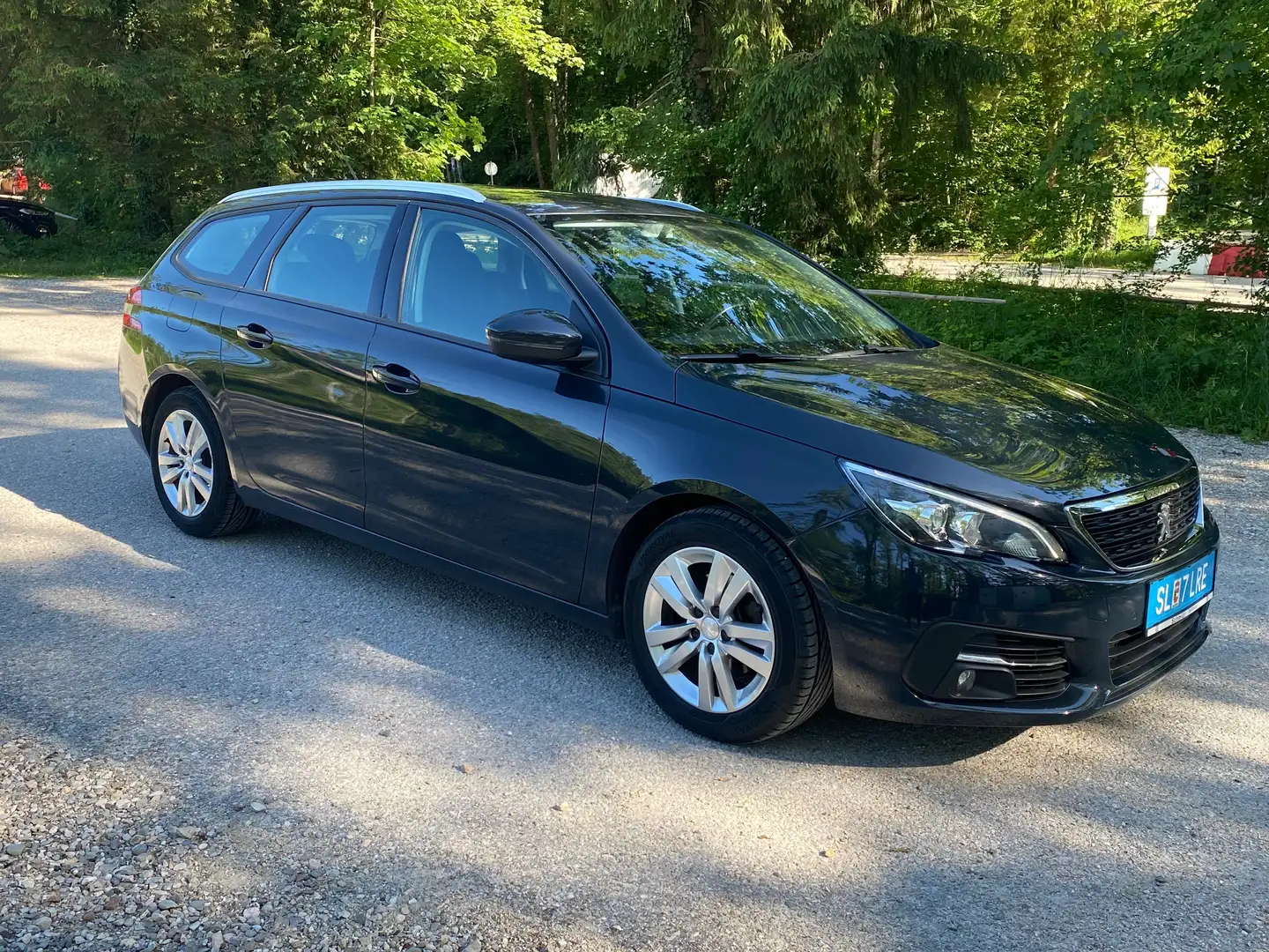 Peugeot 308 SW 1,5L BlueHDI 130PS AHK SHZ 8-fach Kamera Grau - 1