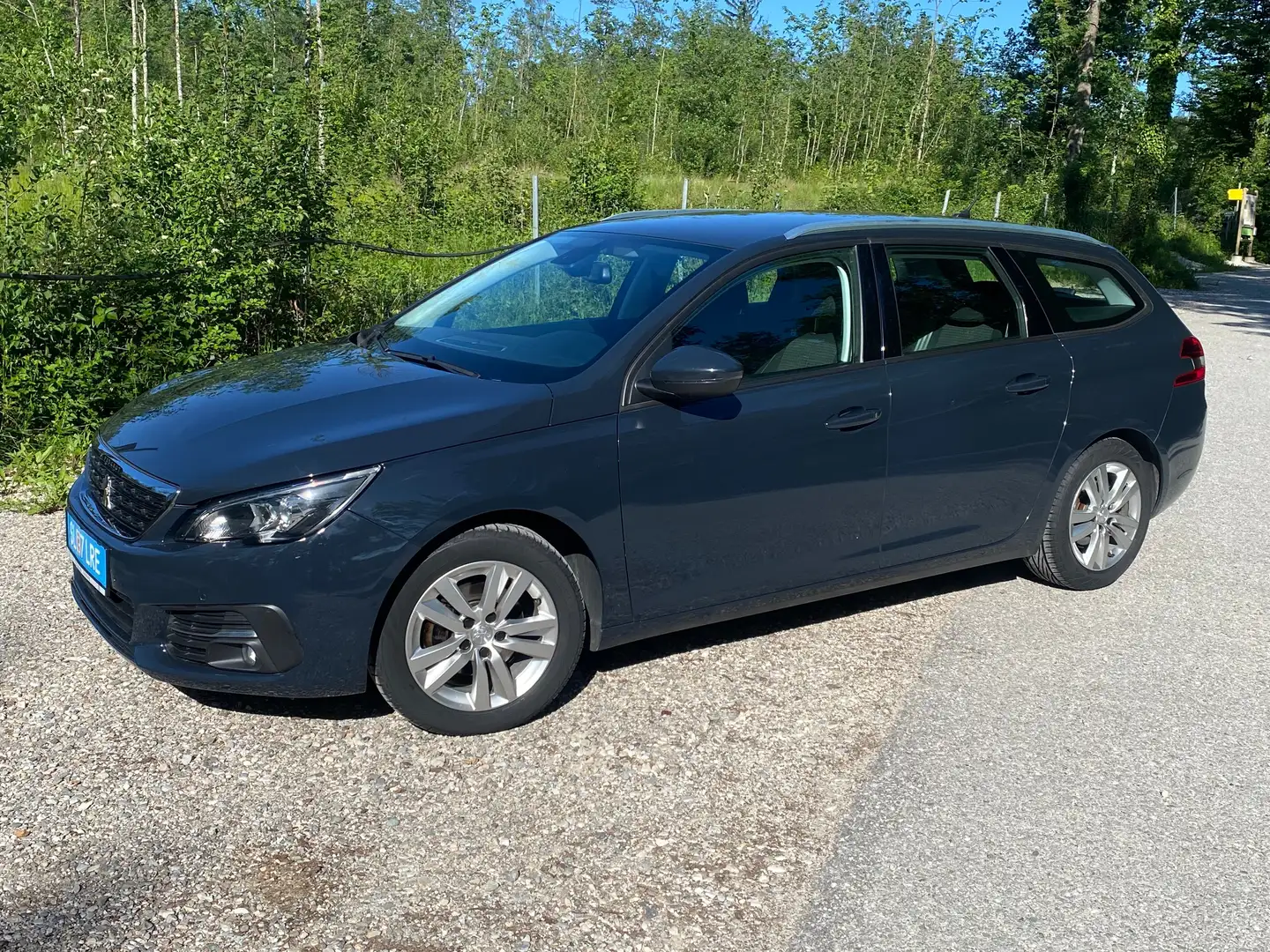 Peugeot 308 SW 1,5L BlueHDI 130PS AHK SHZ 8-fach Kamera Grau - 2