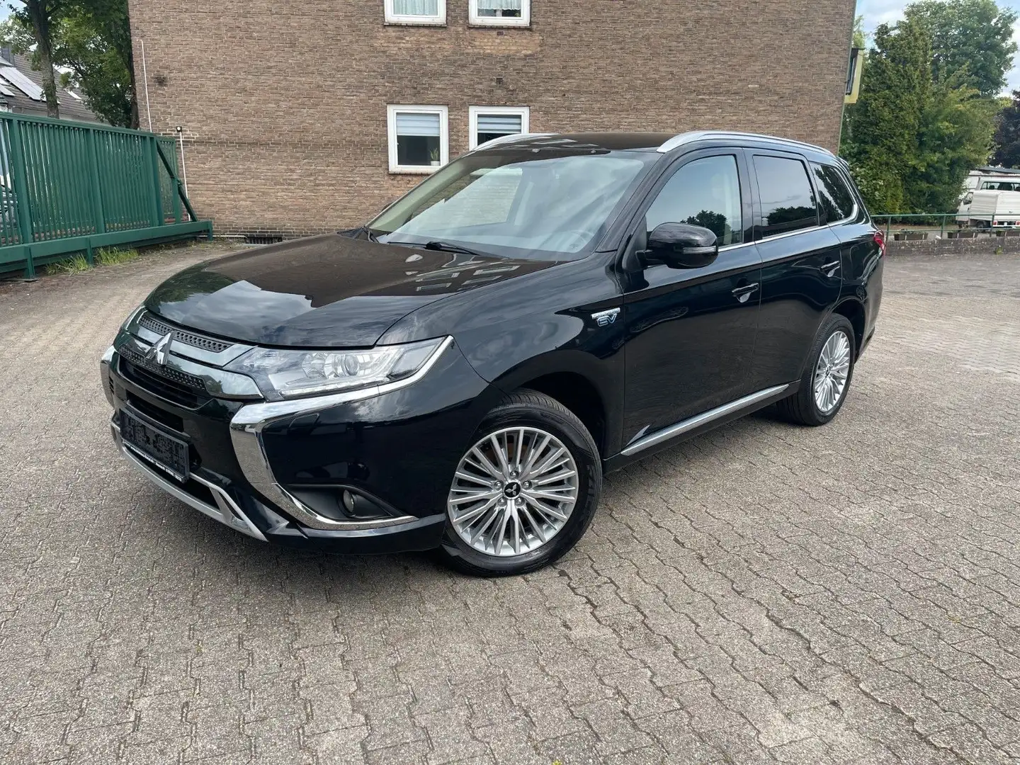 Mitsubishi Outlander 2.4 PLUG-IN HYBRID 4WD*Leder/Alcantara Schwarz - 1