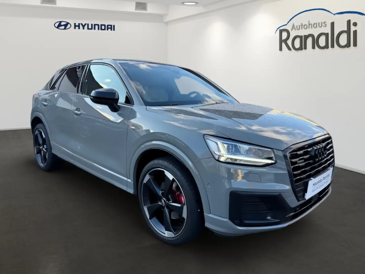 Audi Q2 40 TFSI quattro sport 2.0 EU6d-T++Automatik++Navi+ Grau - 2