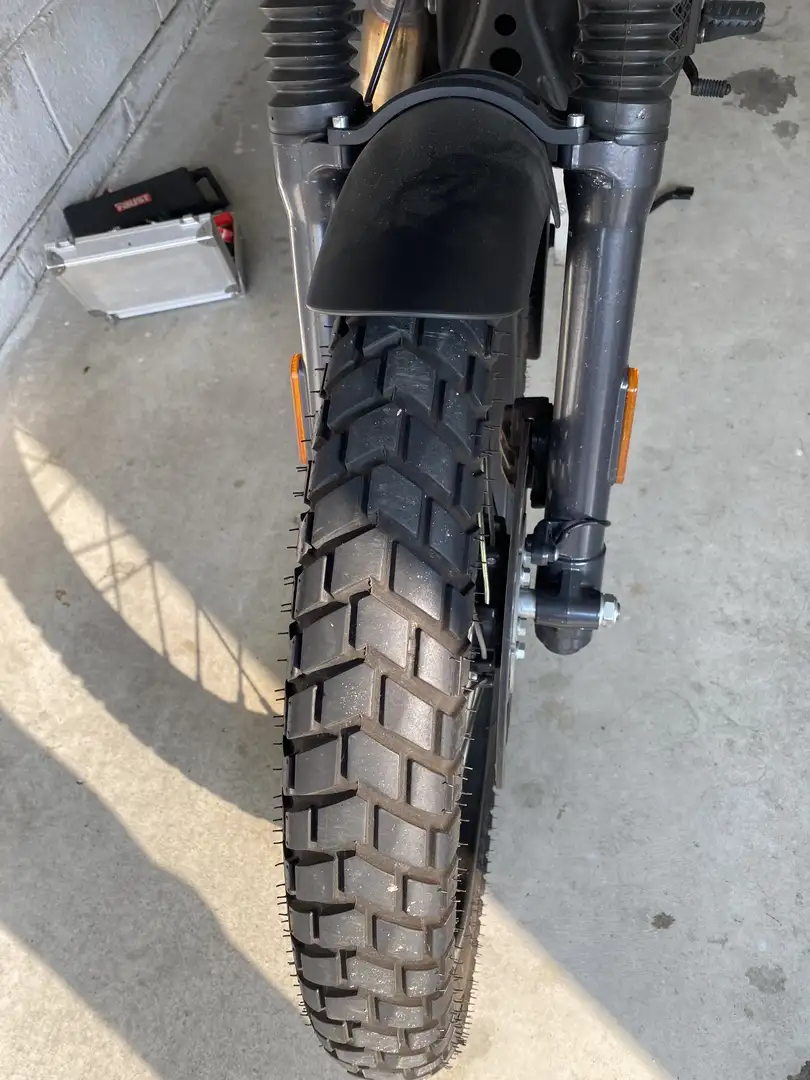 Royal Enfield Himalayan 411 Negro - 2