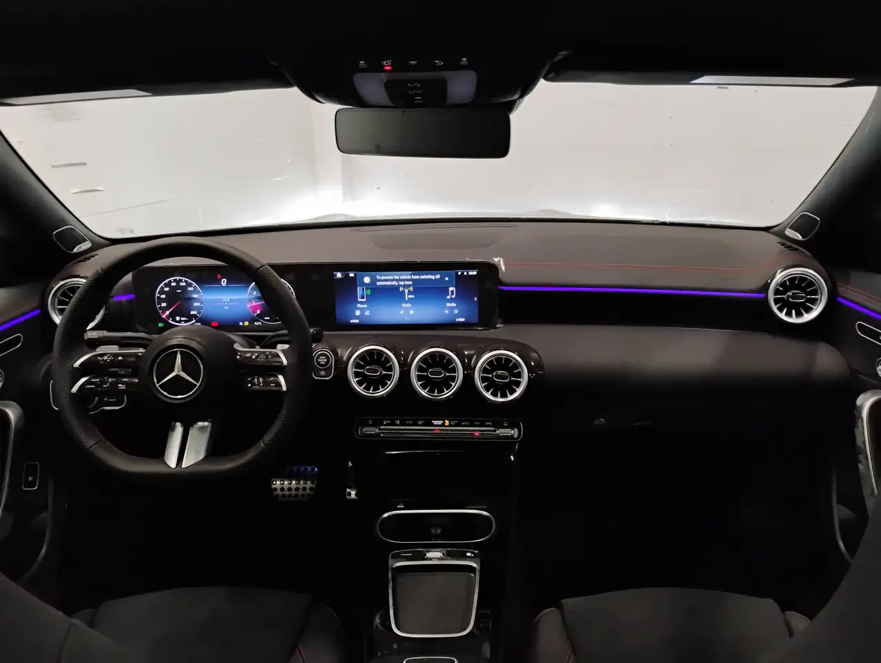 Mercedes-Benz CLA снимка Mercedes-Benz CLA