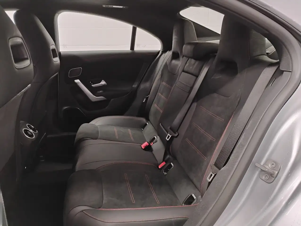Mercedes-Benz CLA снимка Mercedes-Benz CLA