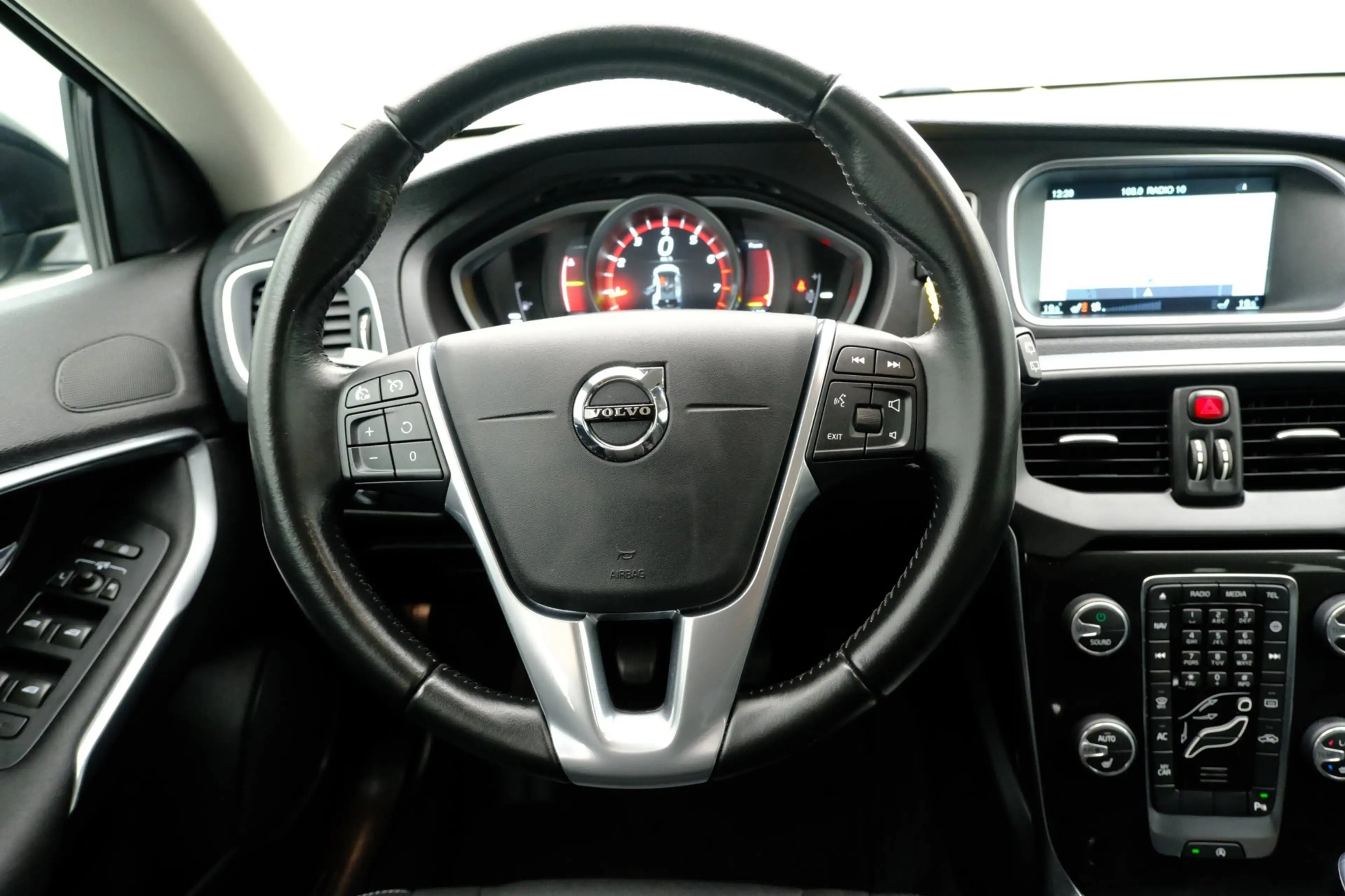 Volvo V40 2.0 T3 Nordic+ Navi|Clima|Stoelverw|PDC|LMV — photo 9