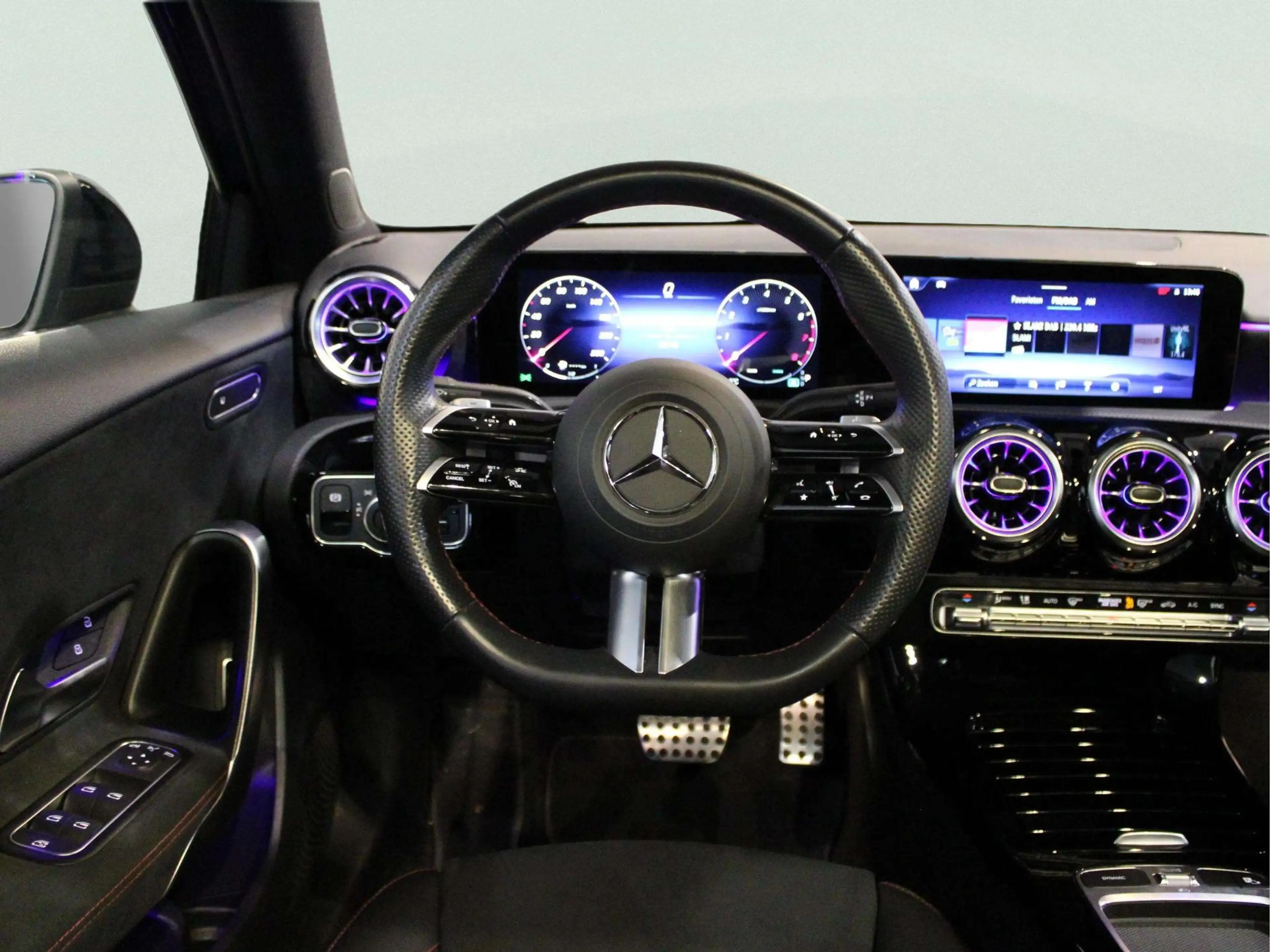 Mercedes-Benz A 180 Limousine Star Edition AMG Line | Panorama dak — photo 13